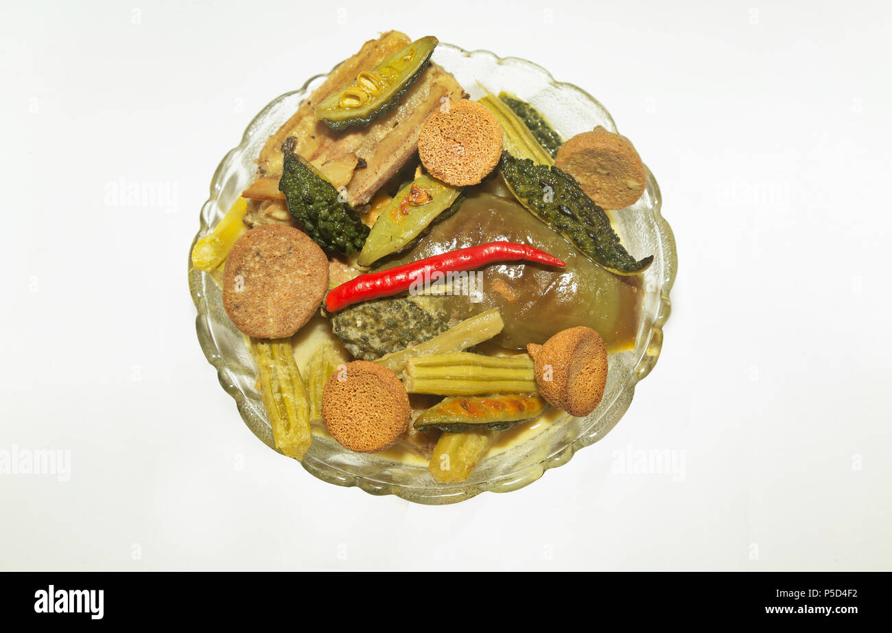 Bengali traditionnel soupe indienne préparée avec des légumes mixtes populairement connu comme Shukto Banque D'Images