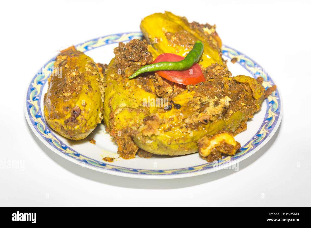La nourriture indienne épicée préparée avec Pointed gourde farcies de poisson communément appelé Potol dorma. Un traditionnel Bengali cuisine indienne. Banque D'Images