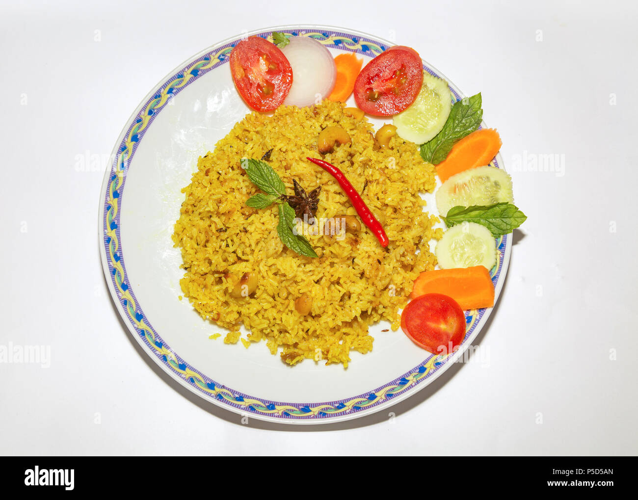 Pulao indien riz frit aux légumes avec salade isolé sur fond blanc Banque D'Images