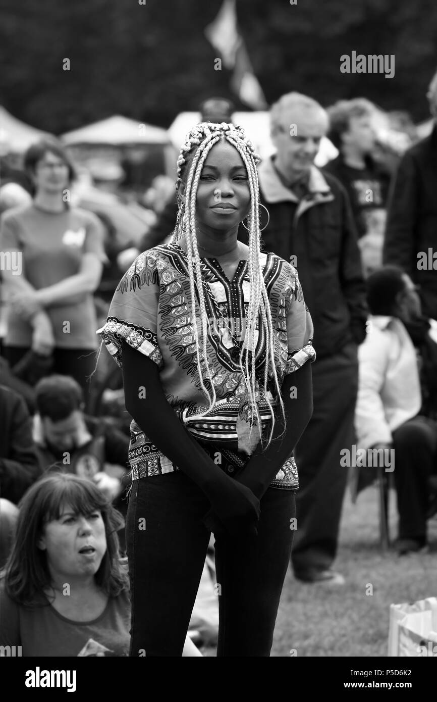 L'image monochrome franc d'une belle jeune femme noire avec des cheveux tressés à l'Afrique 2018 Oye music festival à Sefton Park, Liverpool. Banque D'Images