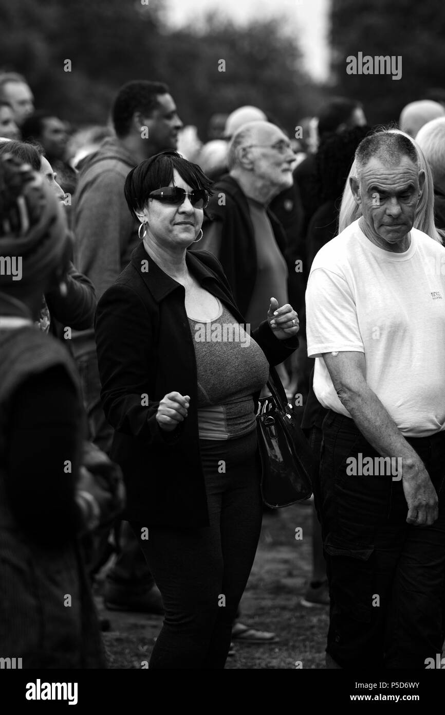 Image Monochrome d'une femme d'âge moyen ayant un boogie à l'Afrique 2018 Oye music festival à Sefton Park, Liverpool. Banque D'Images
