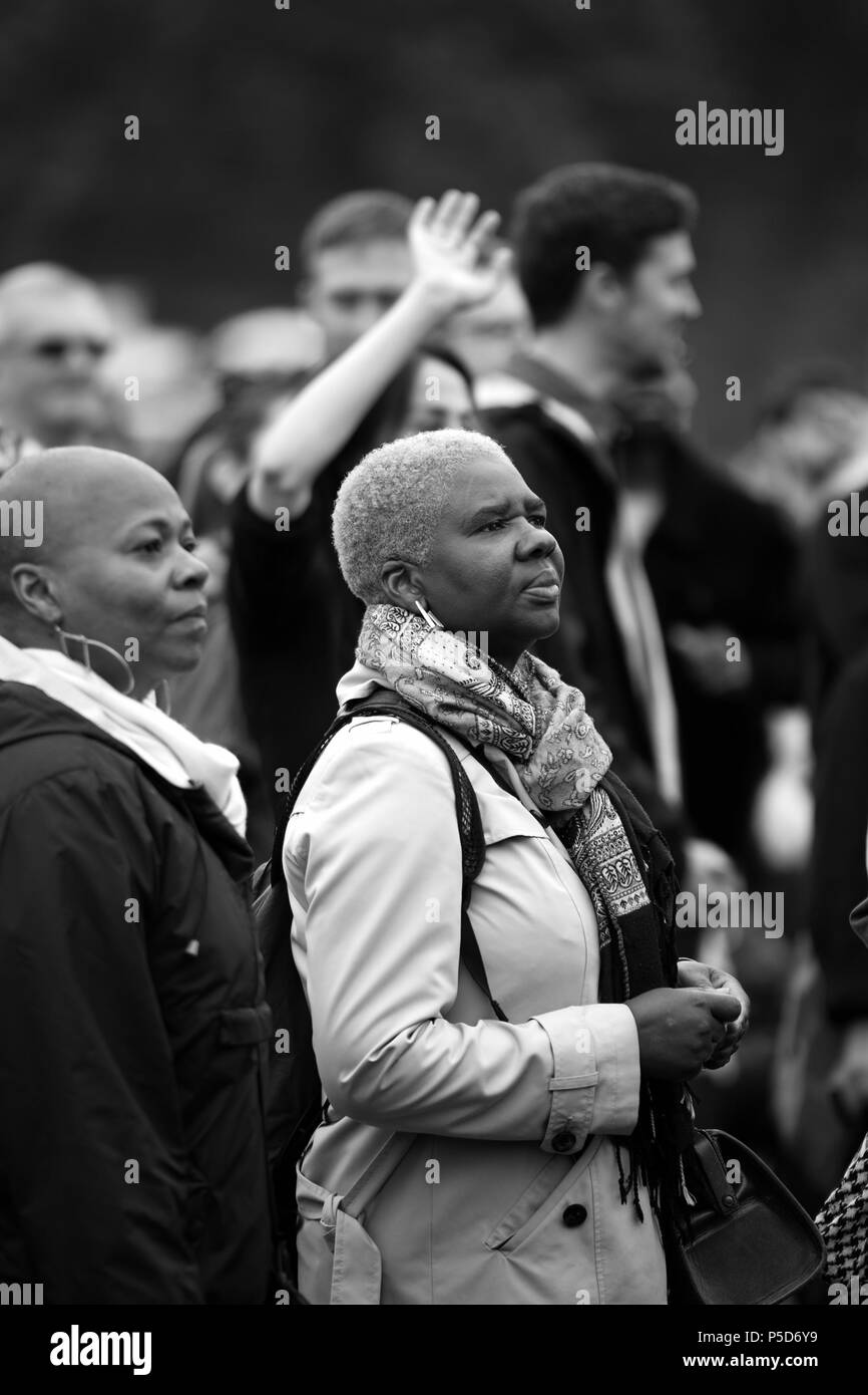 L'image monochrome franche de deux femmes noires à l'Afrique 2018 Oye music festival à Sefton Park, Liverpool. Banque D'Images L'image monochrome franche de deux femmes noires à l'Afrique 2018 Oye music festival à Sefton Park, Liverpool. Banque D'Images