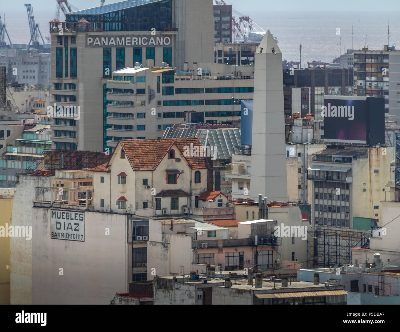 Chalet au sommet d'un bâtiment de l'avenue 9 de julio et obélisque vue aérienne - Buenos Aires, Argentine Banque D'Images