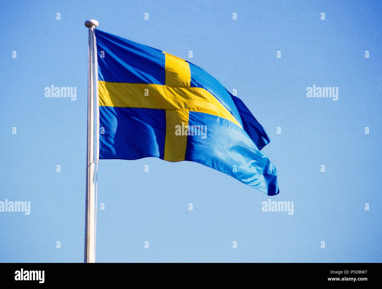 Drapeau suédois 2005 sur le drapeau pole against sky Banque D'Images