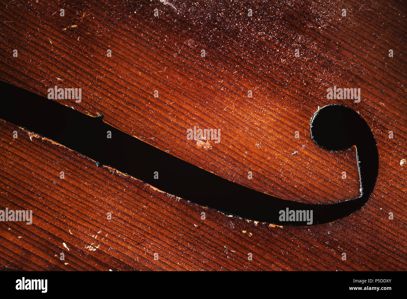 Détails d'un vieux violoncelle poussiéreux, vue rapprochée sur le corps les pièces en bois. Banque D'Images