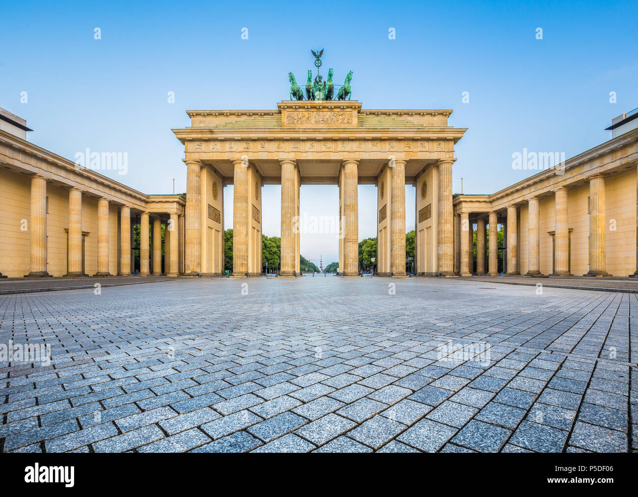 Célèbre Brandenburger Tor (Porte de Brandebourg), l'un des plus célèbres monuments et symboles nationaux de l'Allemagne, dans la belle lumière du matin au soleil d'or Banque D'Images