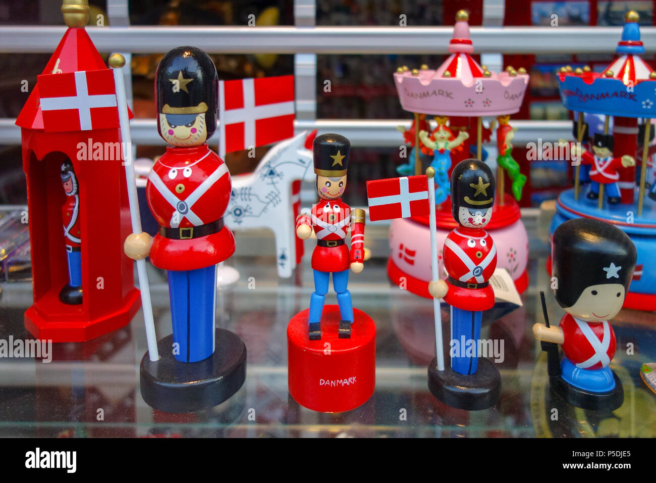 Fun et coloré, Toy Soldier figurines sur l'affichage à un magasin de souvenirs à Copenhague, Danemark Banque D'Images