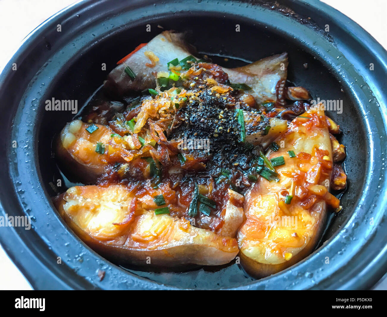 La cuisine asiatique aigre douce poêlée de poissons de rivière garnie  d'oignon de printemps aux légumes, le poivre et l'ail frit dans une marmite  Photo Stock - Alamy