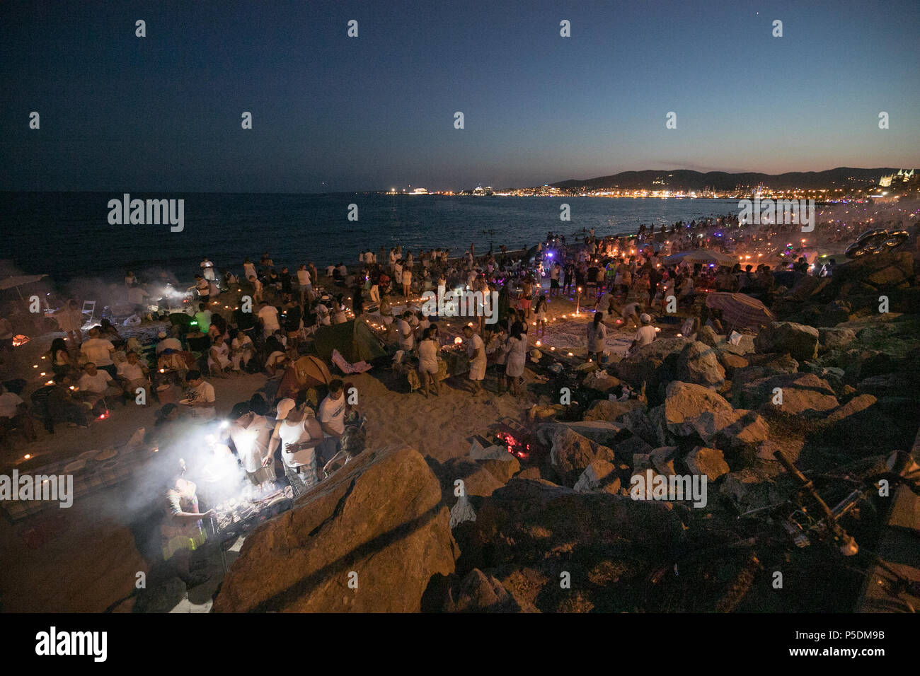 Majorque espagne 23 juin 2018, une croissance de population multiethnique ont une fête sur la plage dans la nuit, célébrer de manger et de boire. Banque D'Images