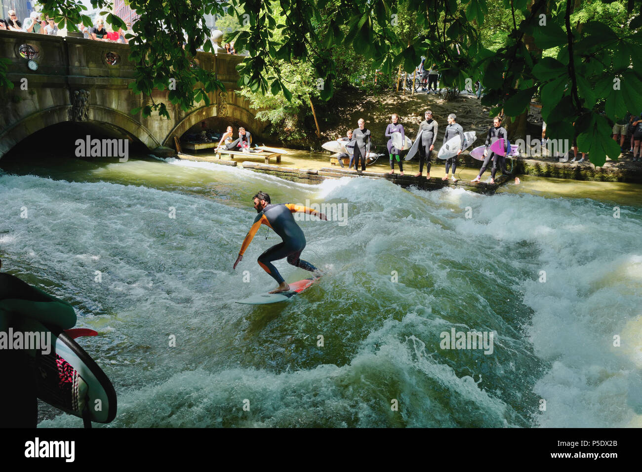 Surfer la vague sur la rivière EIsbach à Munich Banque D'Images