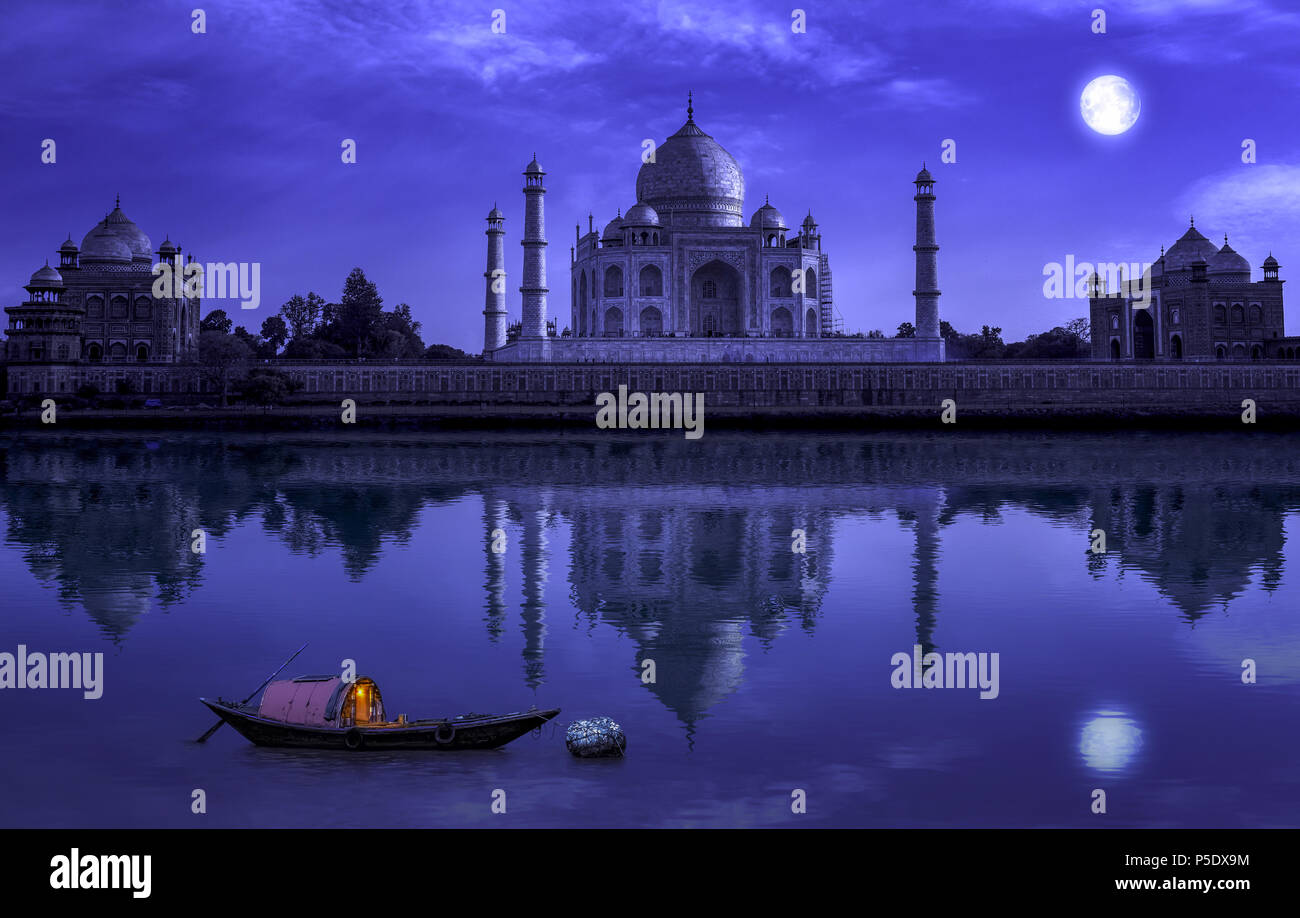 Taj Mahal Agra dans nuit de pleine lune avec un voile sur la rivière Yamuna. Photo shot de Mehtab Bagh. Banque D'Images