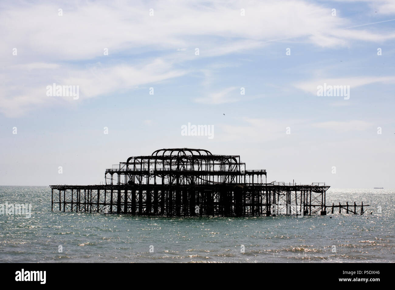 Les tristes vestiges de la jetée Ouest, Brighton, East Sussex, England, UK : l'un des deux élèves de première énumérés piers en Grande-Bretagne Banque D'Images