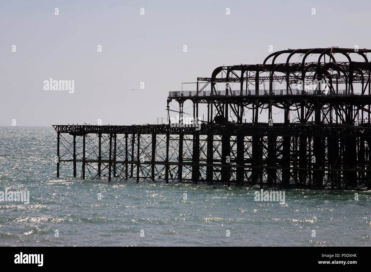 Les tristes vestiges de la jetée Ouest, Brighton, East Sussex, England, UK : l'un des deux élèves de première énumérés piers en Grande-Bretagne Banque D'Images