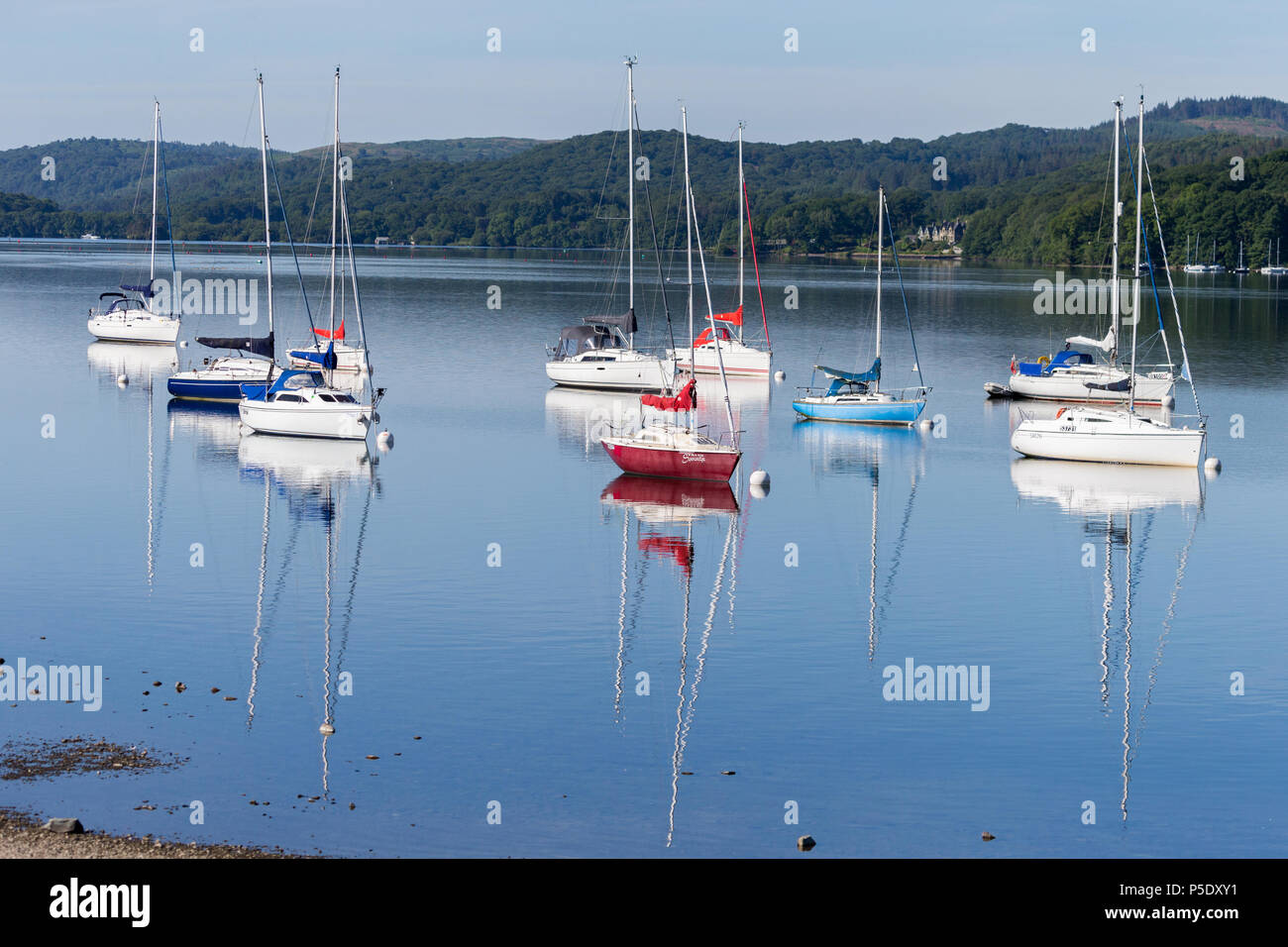 Yachts amarrés sur le lac Windermere près de Point Cockshott Banque D'Images