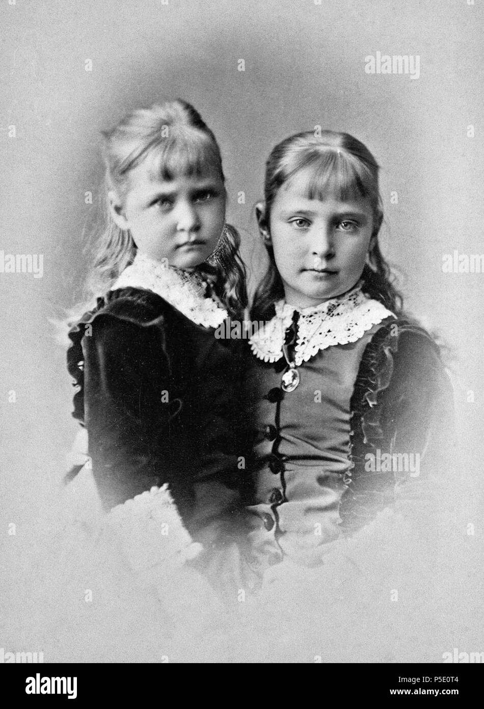 N/A. Anglais : les princesses Marie et Alix de Hesse. Mai 1878. Carl Backofen (1853-1909) Description photographe allemand Date de naissance/décès 1853 1909 Lieu de naissance/décès Darmstadt Darmstadt période de travail, deuxième moitié du XIX siècle lieu de travail Darmstadt contrôle d'autorité : Q18507963 VIAF:46542587 RCAC:no2007069038 GND:1044623535 RKD:418065 85 WorldCat Alix et Marie de Hesse Banque D'Images