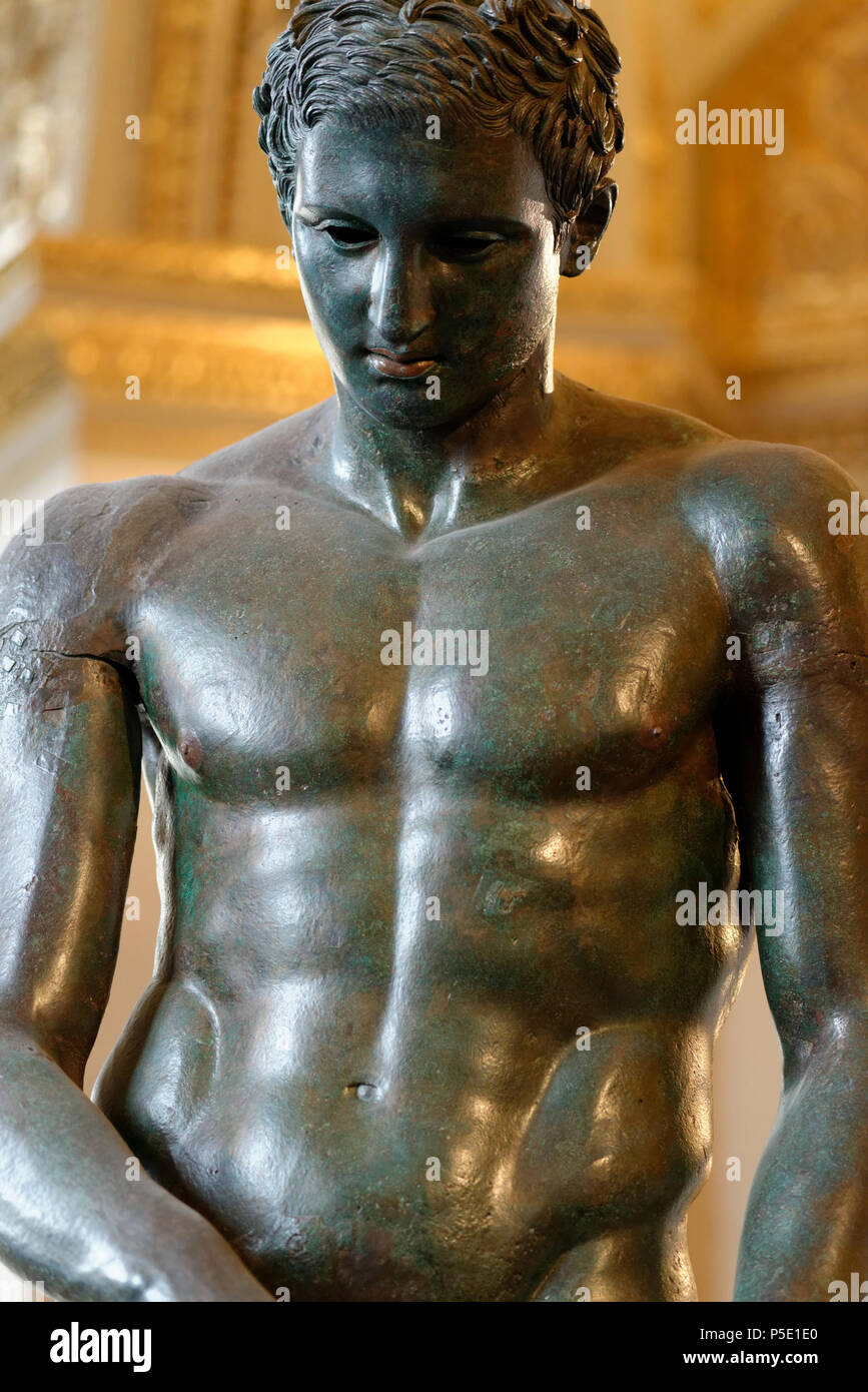 L'Apoxyomène croate (détail) . Anglais : Statue de l'athlète lui-même ou son raclage raclage strigile. English : Statue d'un athlète se raclant la peau ou raclant son strigile. . 4ème siècle avant J.-C. (d'origine). N/A 391 l'Apoxyomène croate Louvre n06 Banque D'Images