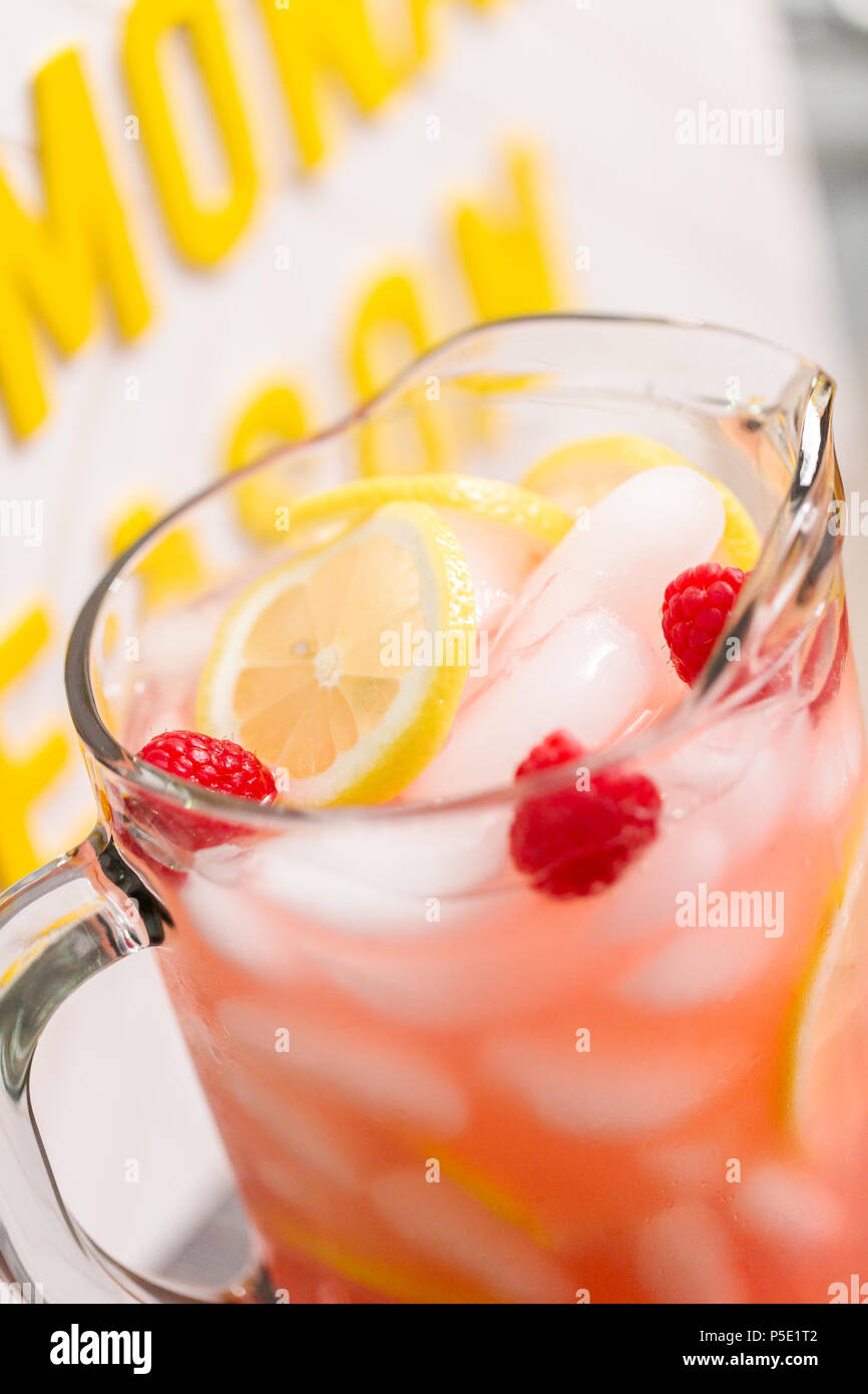 Limonade aux framboises garni de framboises et citron frais en pichet. Banque D'Images
