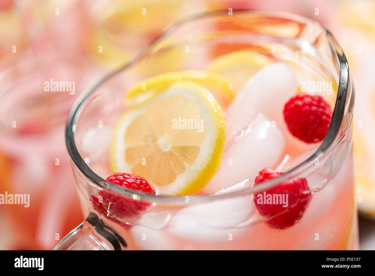 Limonade aux framboises garni de framboises et citron frais en pichet. Banque D'Images