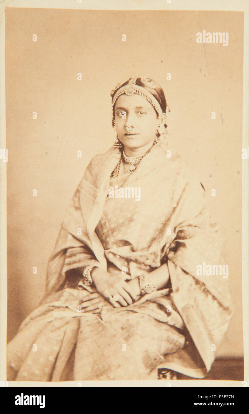 N/A. French : Photo de l'épouse du Maharajah de Travancore, assis dans un trois-quarts portrait en pied et en face de l'afficheur avec ses mains croisées sur ses genoux. Elle porte un sari, avec des bijoux sur son visage et de la tête. 1868. Nicholas Brothers : Madras & Ootacamund (photographe) 93 Ammachee femme de Son Altesse le Maharaja de Travancore 1868 Banque D'Images