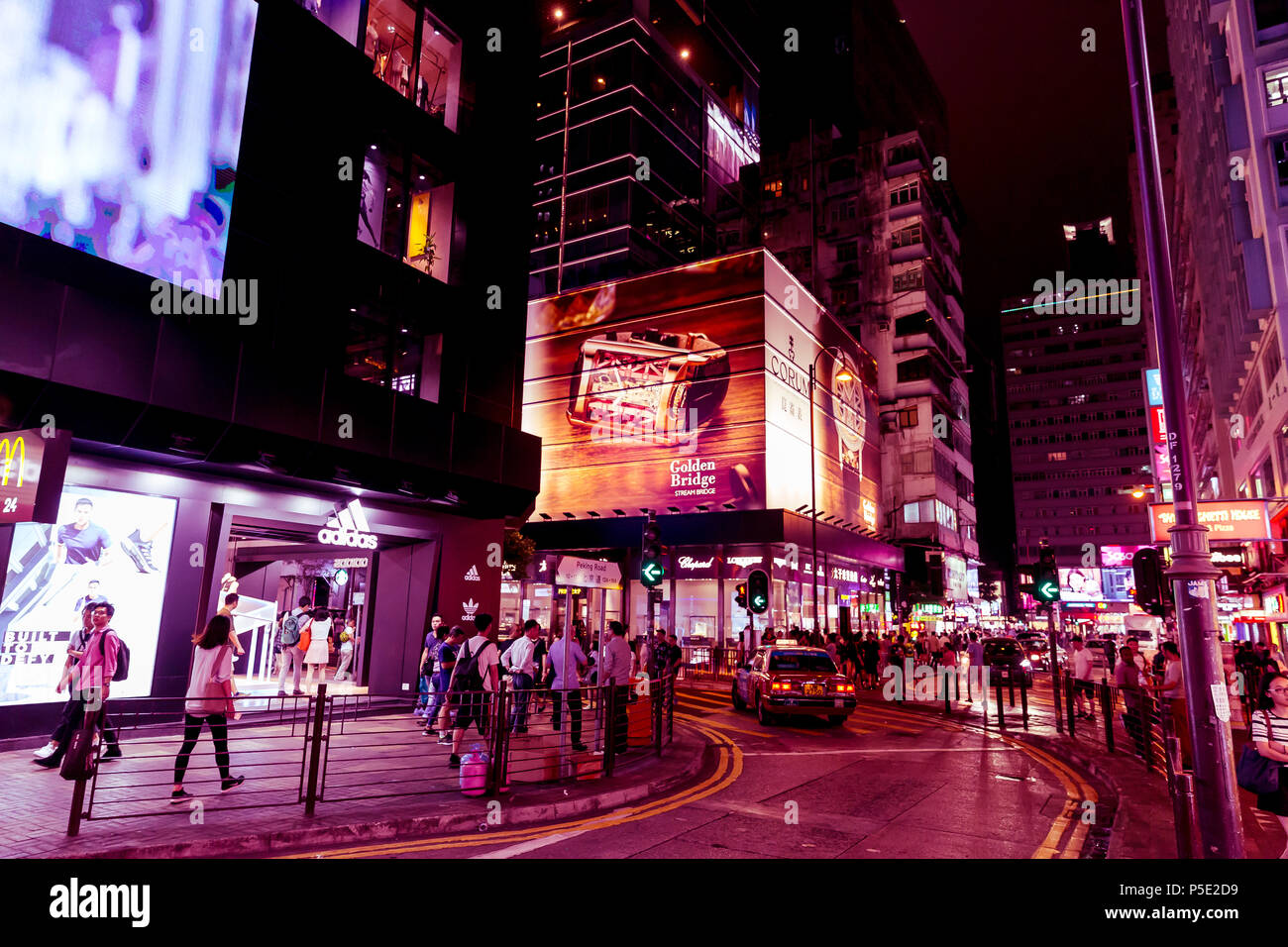 HONG KONG - 01 juin 2018 : Nuit sur rues au néon rose à Hong Kong Banque D'Images