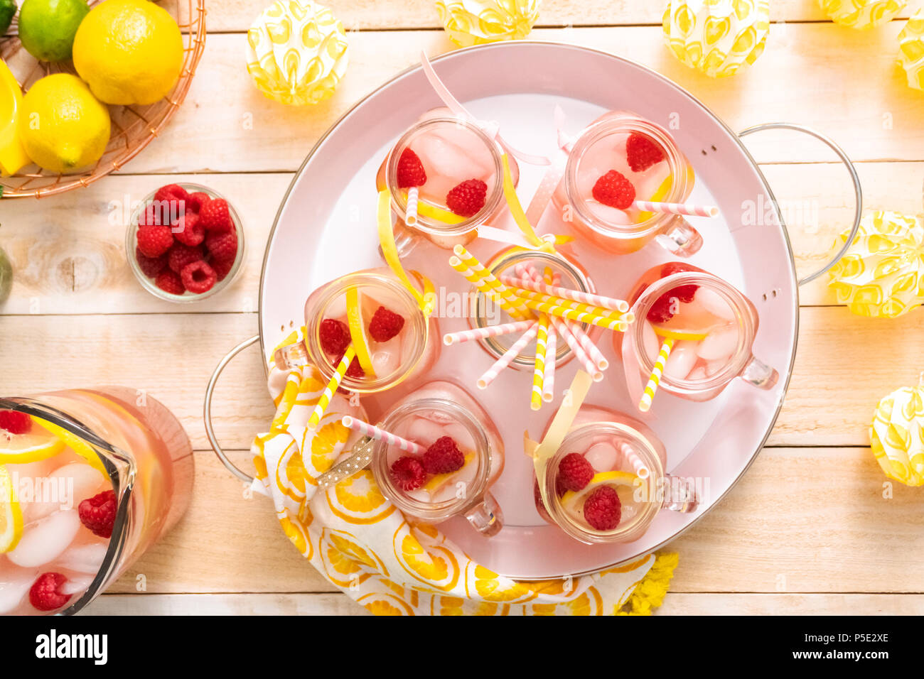 Limonade aux framboises garni de framboises et citron frais dans des pots Mason potable. Banque D'Images