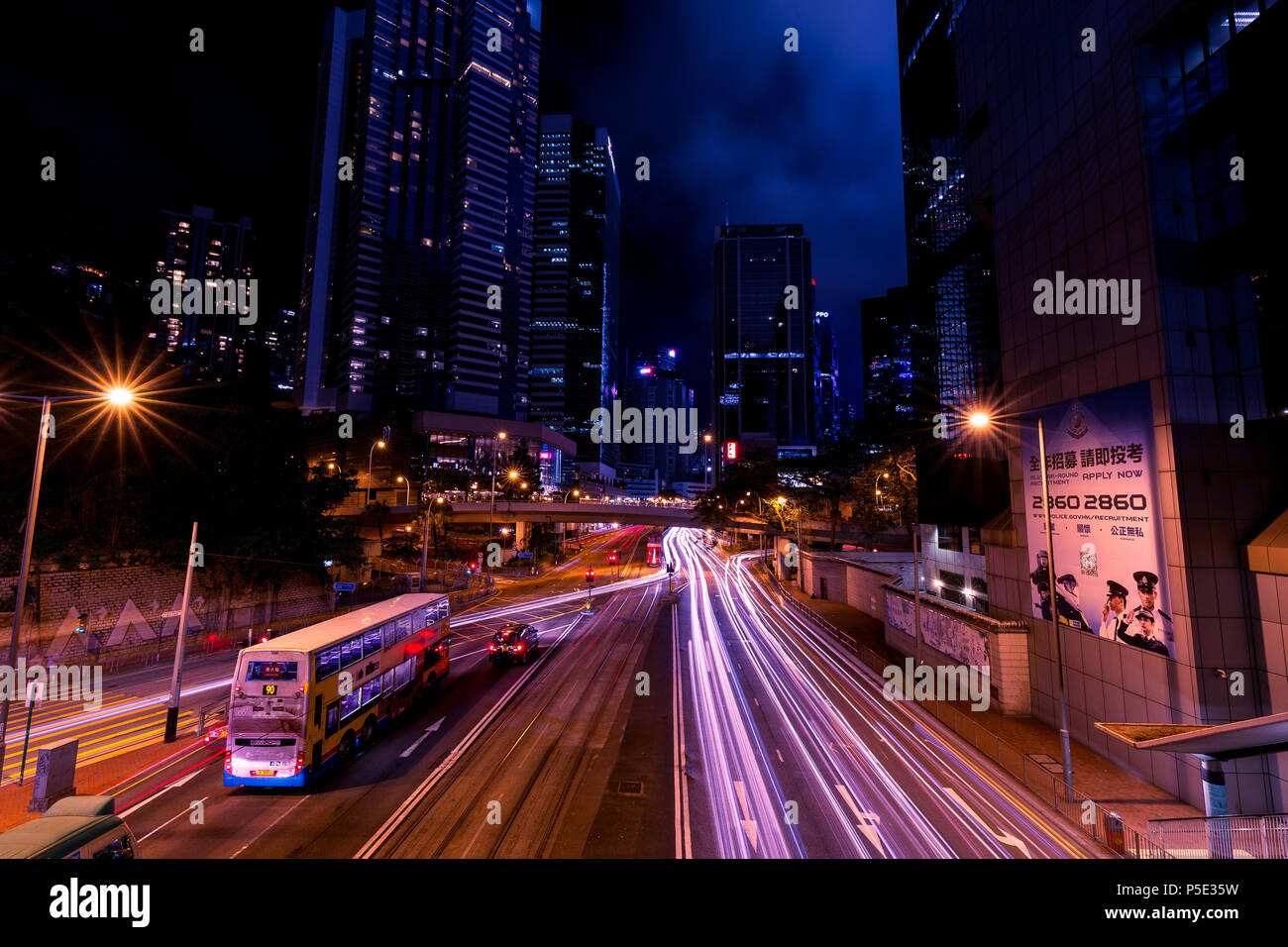 HONG KONG - Juin 02, 2018 : Light trails de trafic de nuit dans le centre de Hong Kong Banque D'Images