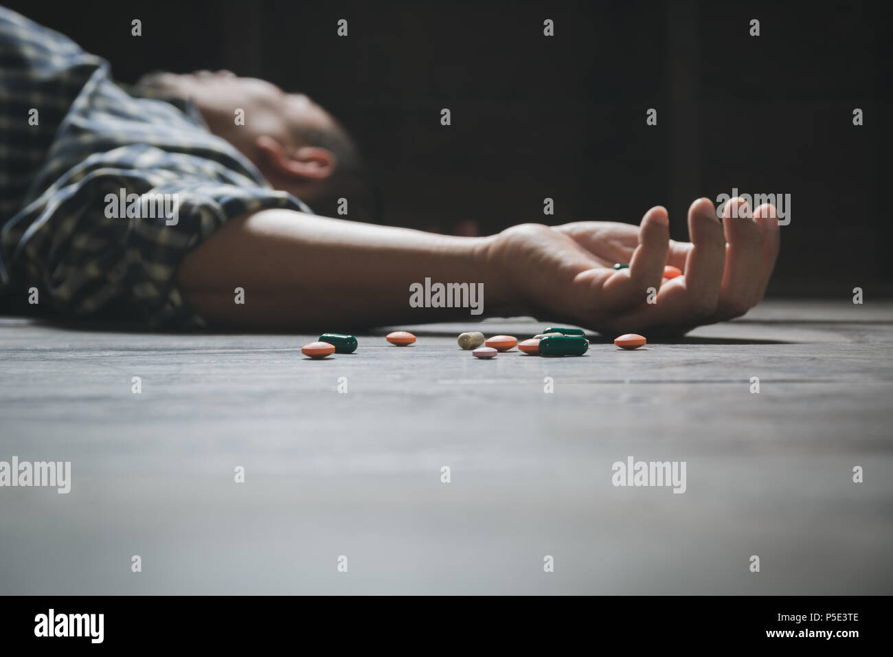 L'homme se suicide par une surdose de médicaments. Close up de surdosage comprimés et l'addict. Banque D'Images