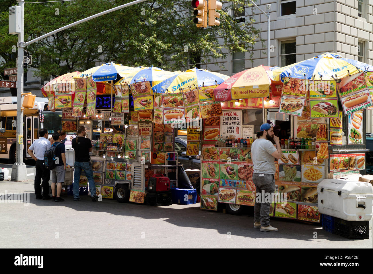 Museum Mile, 5e Avenue, New York, USA. En 2018. Commerçants vendant des fast food du trottoir Banque D'Images