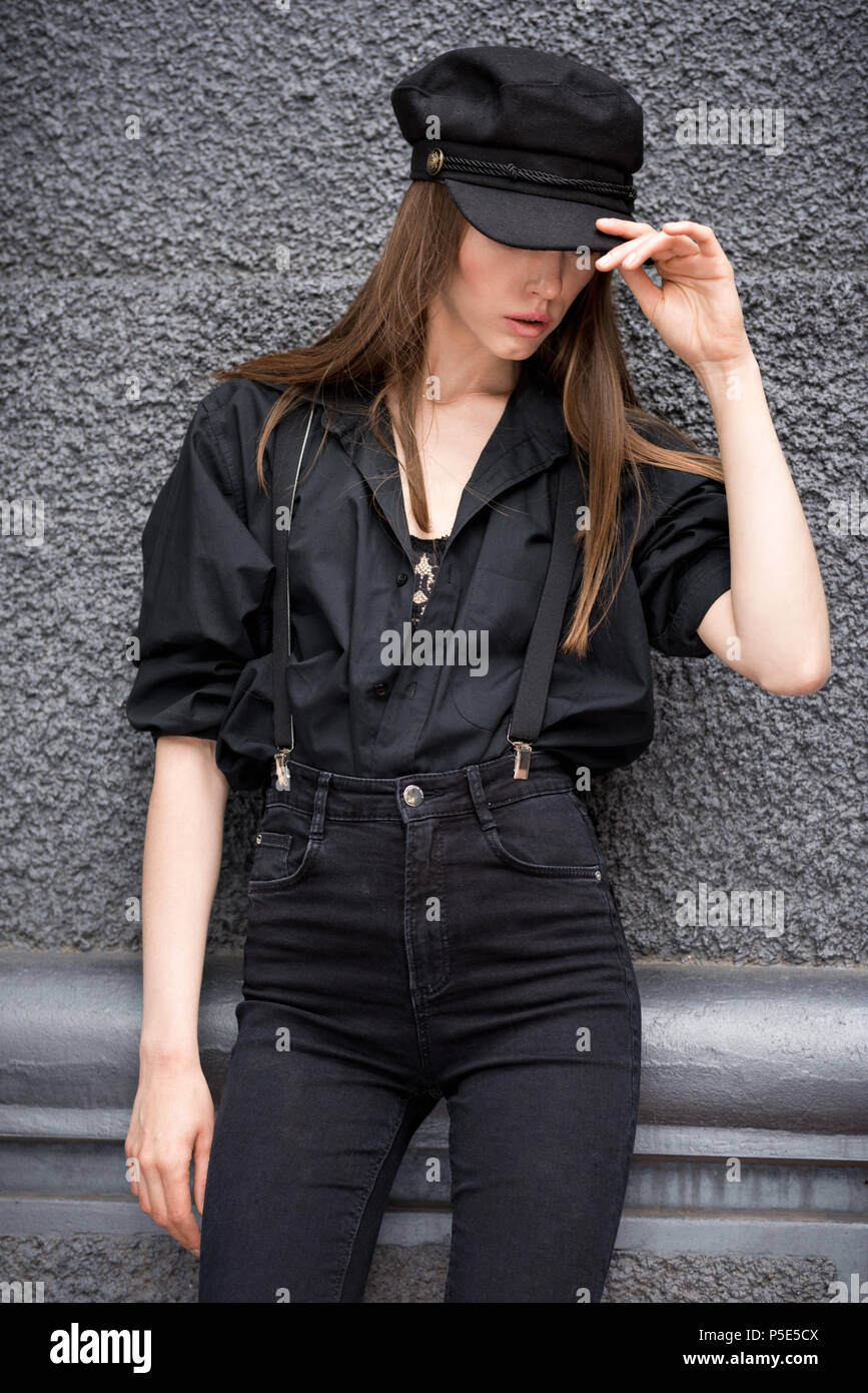 Belle fille dans la rue. Banque D'Images