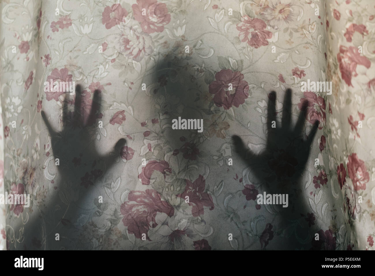 La mystérieuse ombre derrière un rideau. la peur, mystère, effrayant, glauque et concept paranormal Banque D'Images