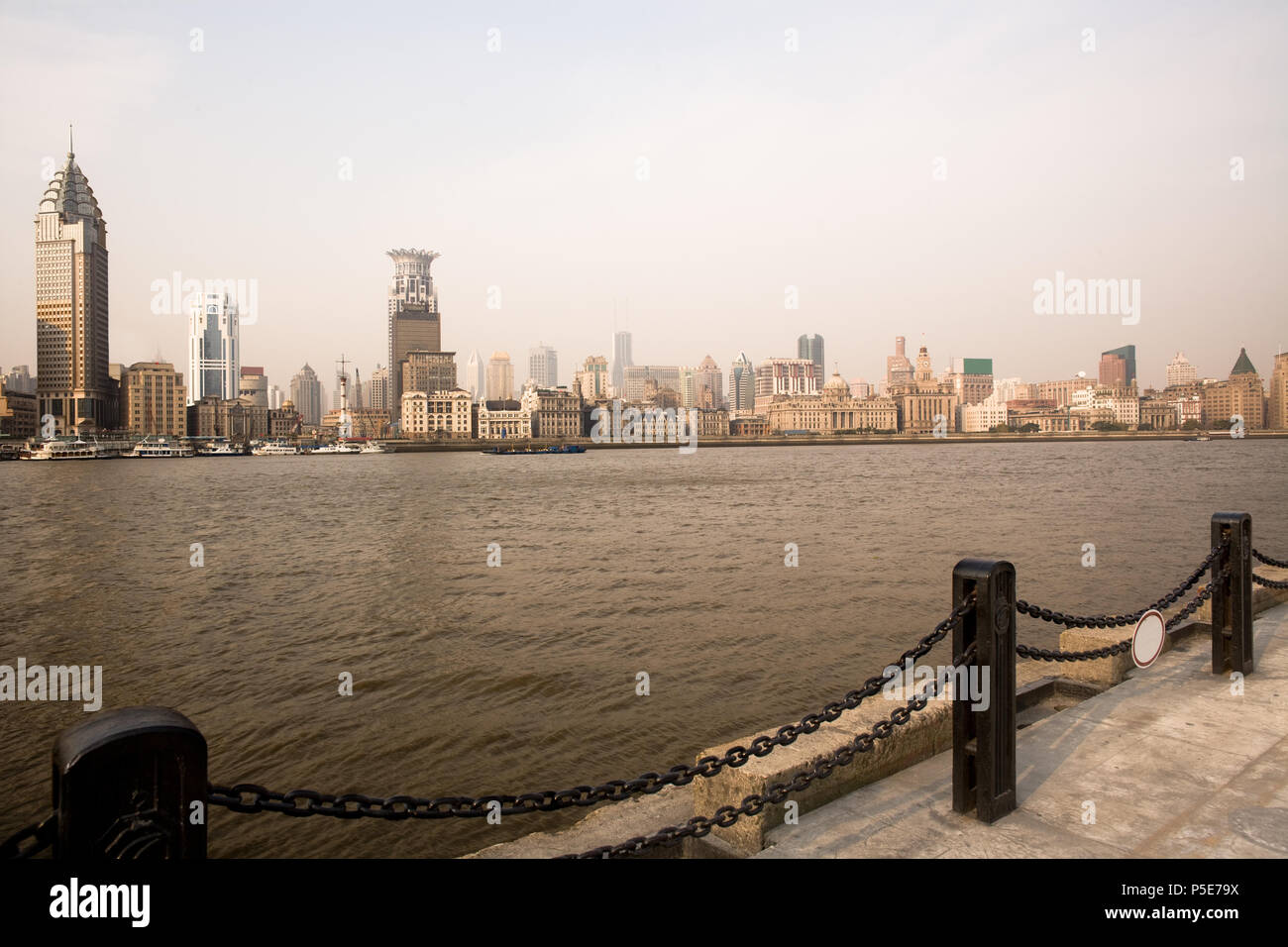 Le Bund skyline à partir de l'ensemble de la rivière Huangpu, Shanghai, Chine, Asie Banque D'Images