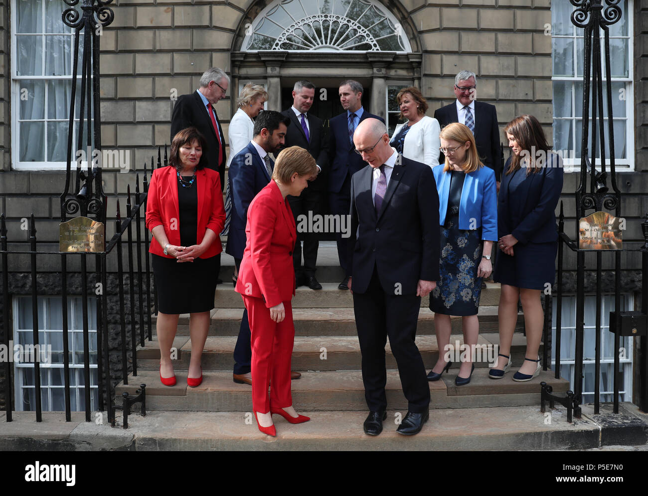 Premier Ministre de l'Écosse, Nicola Sturgeon et vice-premier ministre John Swinney (centre droit), avec (de gauche à droite, rangée arrière) Mike Russell, Roseanna Cunningham, Derek Mackay, Michael Matheson, Fiona Hyslop, Fergus Ewing, (de gauche à droite, rangée du centre) Jeane Freeman, Humza Yousaf, Shirley-Anne Somerville et Aileen Campbell lors d'un photocall à Bute House à Édimbourg, à la suite d'un remaniement ministériel. Banque D'Images