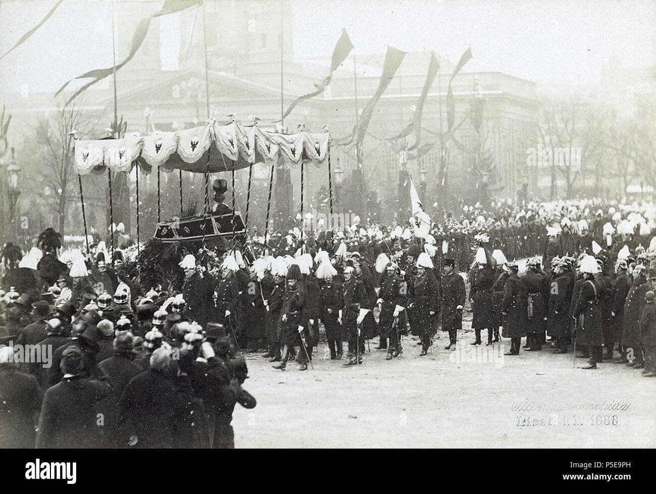 N/A. Deutsch : Der Kaiser Wilhelm von Trauerzug J à Berlin-Mitte, im Hintergrund kann man den alten Berliner Dom sehen. Anglais : Funérailles de l'empereur allemand Guillaume Ier à Mitte, à l'arrière-plan vous pouvez voir la vieille cathédrale de Berlin. Mars 1888. Ottomar Anschütz, Lissa en Posnanie 183 Beisetzung von Kaiser Wilhelm I 1888 - Portrait Banque D'Images