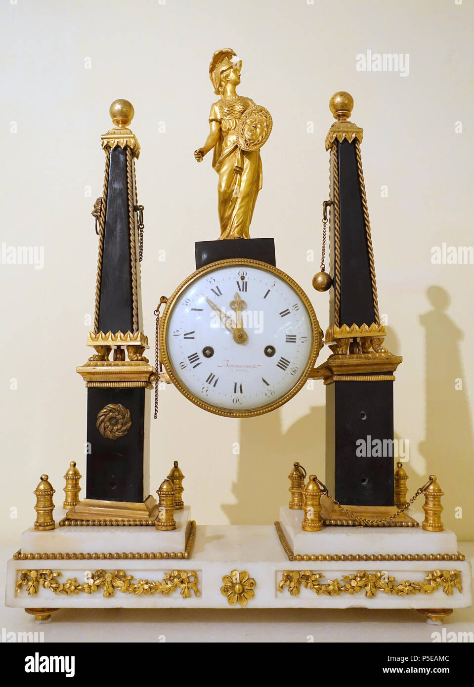 N/A. Anglais : Exposition dans le Museo Nacional de Artes Decorativas, Madrid, Espagne. Ces œuvres sont dans le parce que les artistes sont morts il y a plus de 100 ans. La photographie était permise dans le musée sans restriction. 10 octobre 2014, 07:14:37. Daderot 353 Horloge avec les obélisques, Barancourt, Paris - Museo Nacional de Artes Decorativas - Madrid, Espagne - DSC08379 Banque D'Images