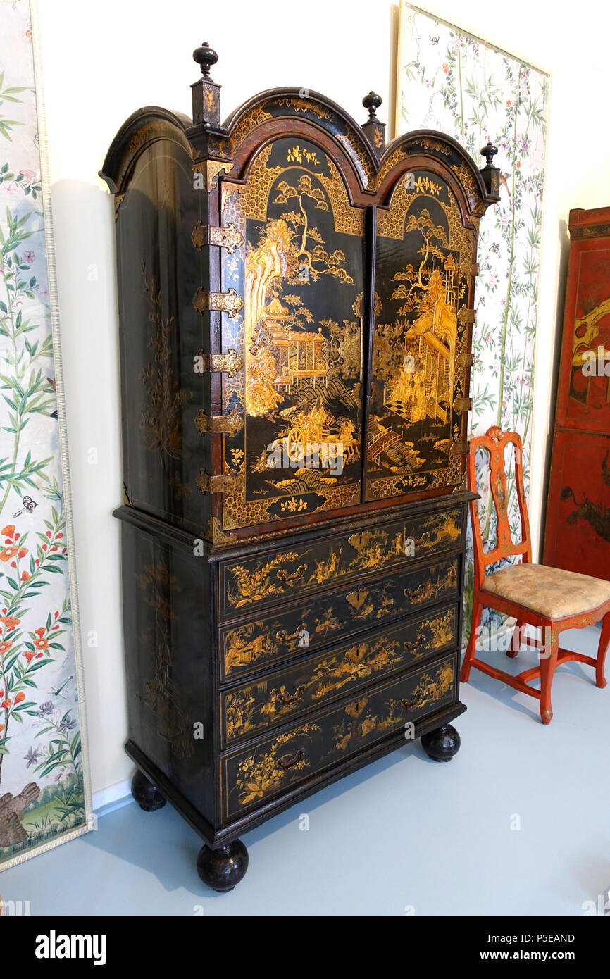 N/A. Anglais : Exposition dans le Museo Nacional de Artes Decorativas, Madrid, Espagne. Ce travail est dans le parce que l'artiste(s) est mort il y a plus de 100 ans. La photographie était permise dans le musée sans restriction. 10 octobre 2014, 07:21:54. 339 Daderot Chinoiserie Cabinet, vue 1, non identifié - Museo Nacional de Artes Decorativas - Madrid, Espagne - DSC08428 Banque D'Images