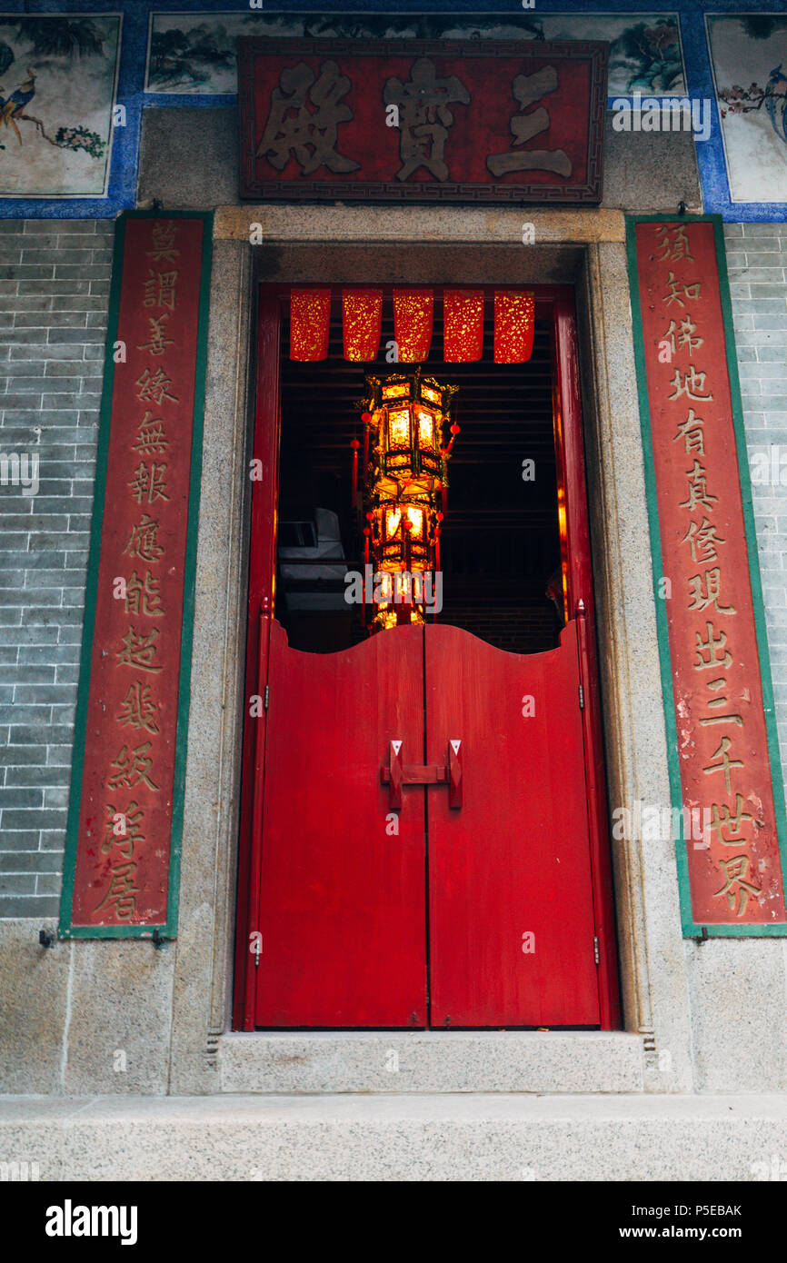 HONG KONG - 30 MAI 2018 : Pak Tai porte du temple et l'entrée dans Wan Chai, Hong Kong Banque D'Images