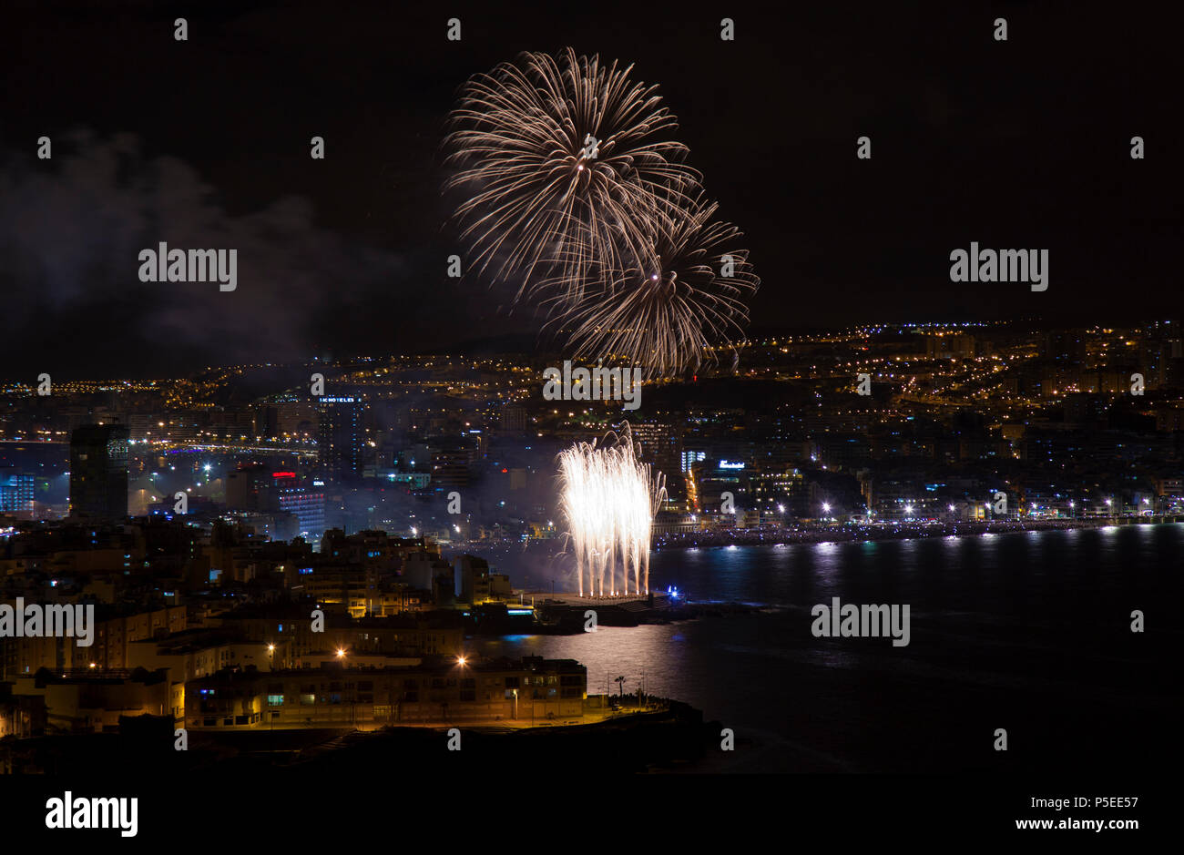 Las Palmas, Espagne - Juin 24 : des milliers de touristes et habitants affluent vers la ville de Las Canteras plage pour observer les feux d'artifice de minuit la nuit de San Juan, le Ju Banque D'Images