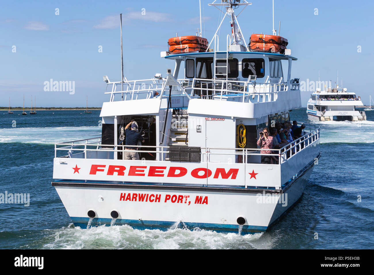La liberté d'un traversier de passagers de croisière à Harwich Port quitte peu après un Hy-line Cruise Lines Ferry à Nantucket, Massachusetts. Banque D'Images