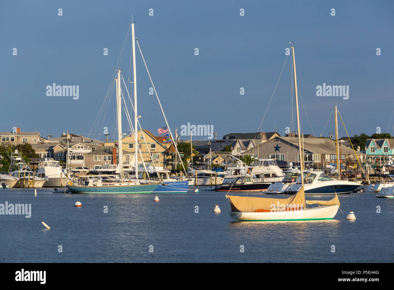 Les voiliers et autres embarcations de plaisance amarrés dans le port peu avant le coucher du soleil à Oak Bluffs, Massachusetts sur Martha's Vineyard. Banque D'Images