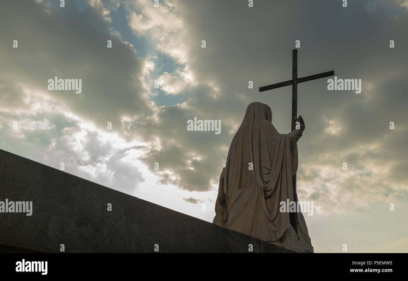 Statue religieuse de la Grande Mère avec Cross situé en face de Gran Madre sous un ciel dramatique, Turin Turin ( ), l'Italie. Banque D'Images