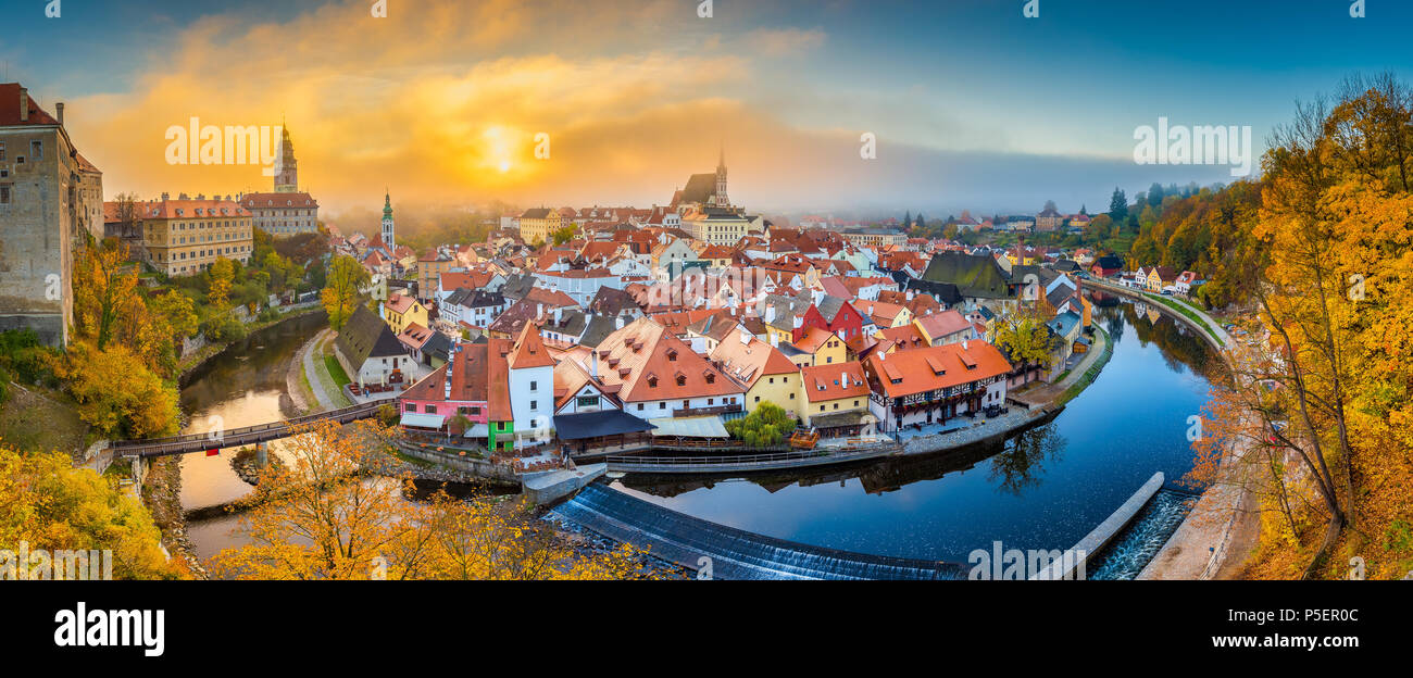 Vue panoramique sur la ville historique de Cesky Krumlov à Cesky Krumlov Castle, célèbre site du patrimoine mondial de l'UNESCO depuis 1992, dans un beau matin l Banque D'Images
