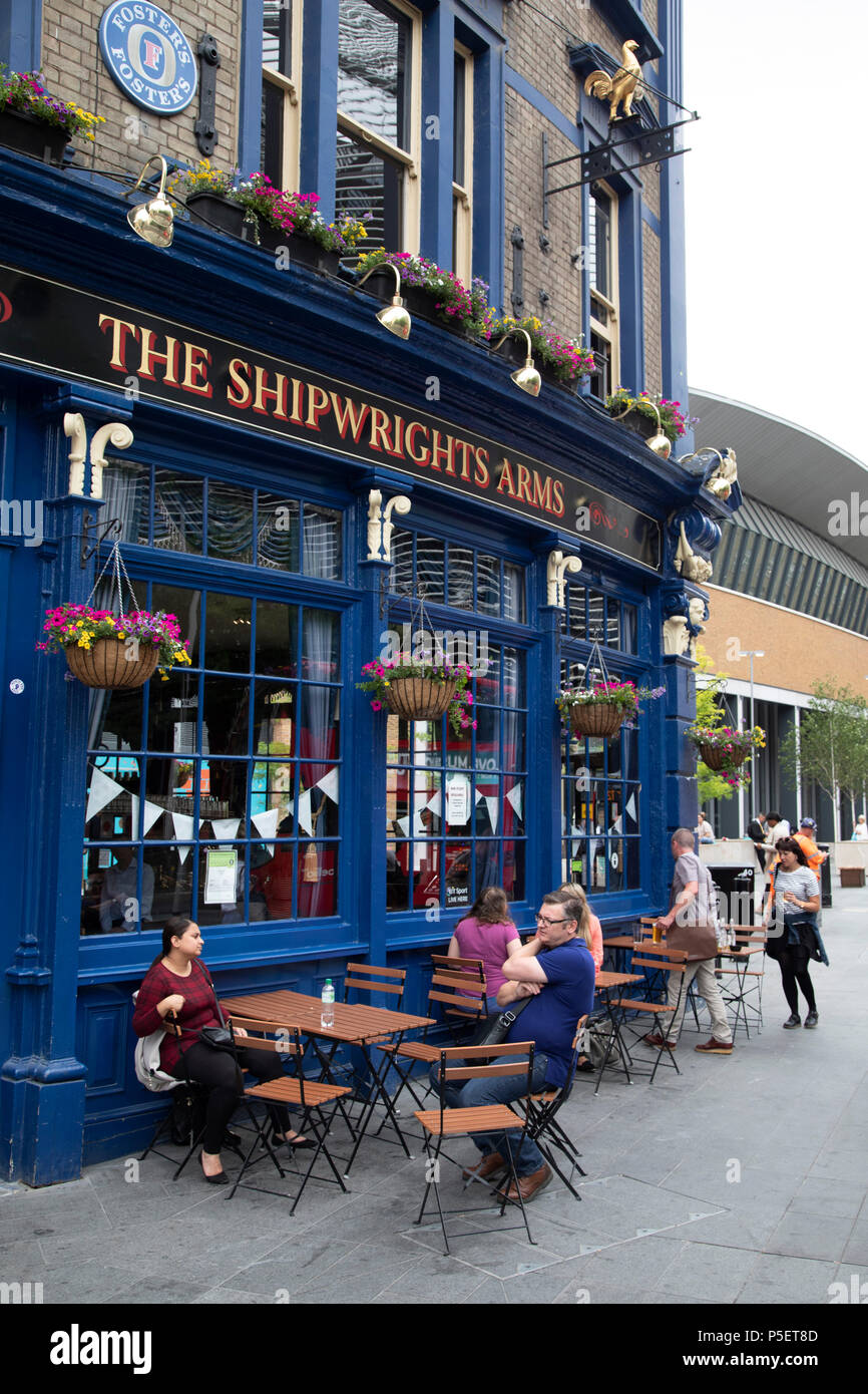 Les charpentiers de pub d'armes près de la rénovation complète et la Station London Bridge est entièrement ouvert à Londres, Angleterre, Royaume-Uni. La Station London Bridge est un centre de Londres gare terminus et la station de métro connecté à Southwark, au sud-est de Londres. Elle occupe une grande surface sur trois niveaux immédiatement au sud-est de London Bridge, d'où il tire son nom. La ligne principale est la plus ancienne station de gare à Londres zone 1 tarif et l'une des plus anciennes dans le monde ayant ouvert en 1836. La station a été entièrement réaménagé entre 2009 et 2017 avec la reconstruction de Banque D'Images