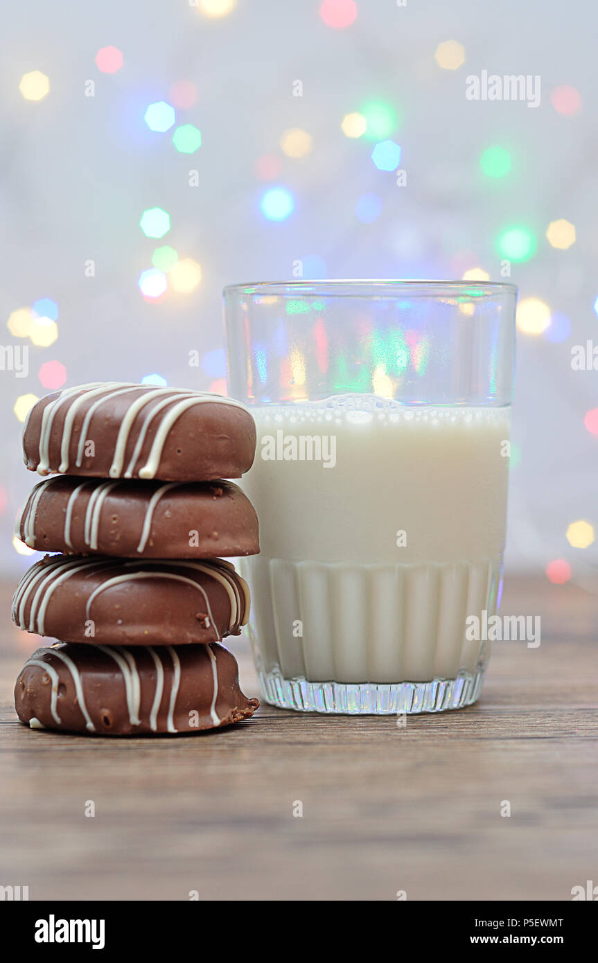 Une pile de biscuits au chocolat et un verre de lait Banque D'Images