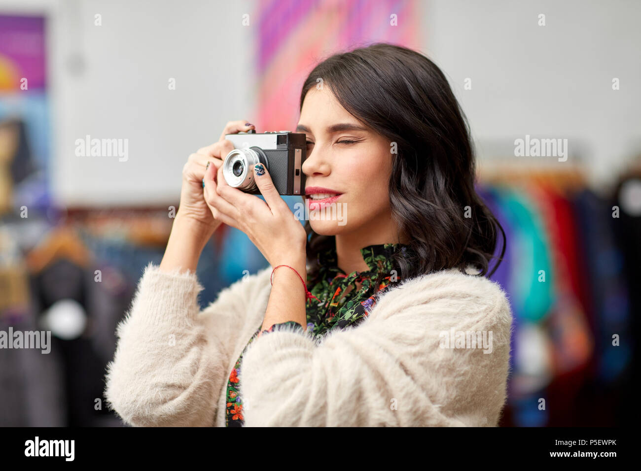 Smiling woman photographing par vintage camera film Banque D'Images