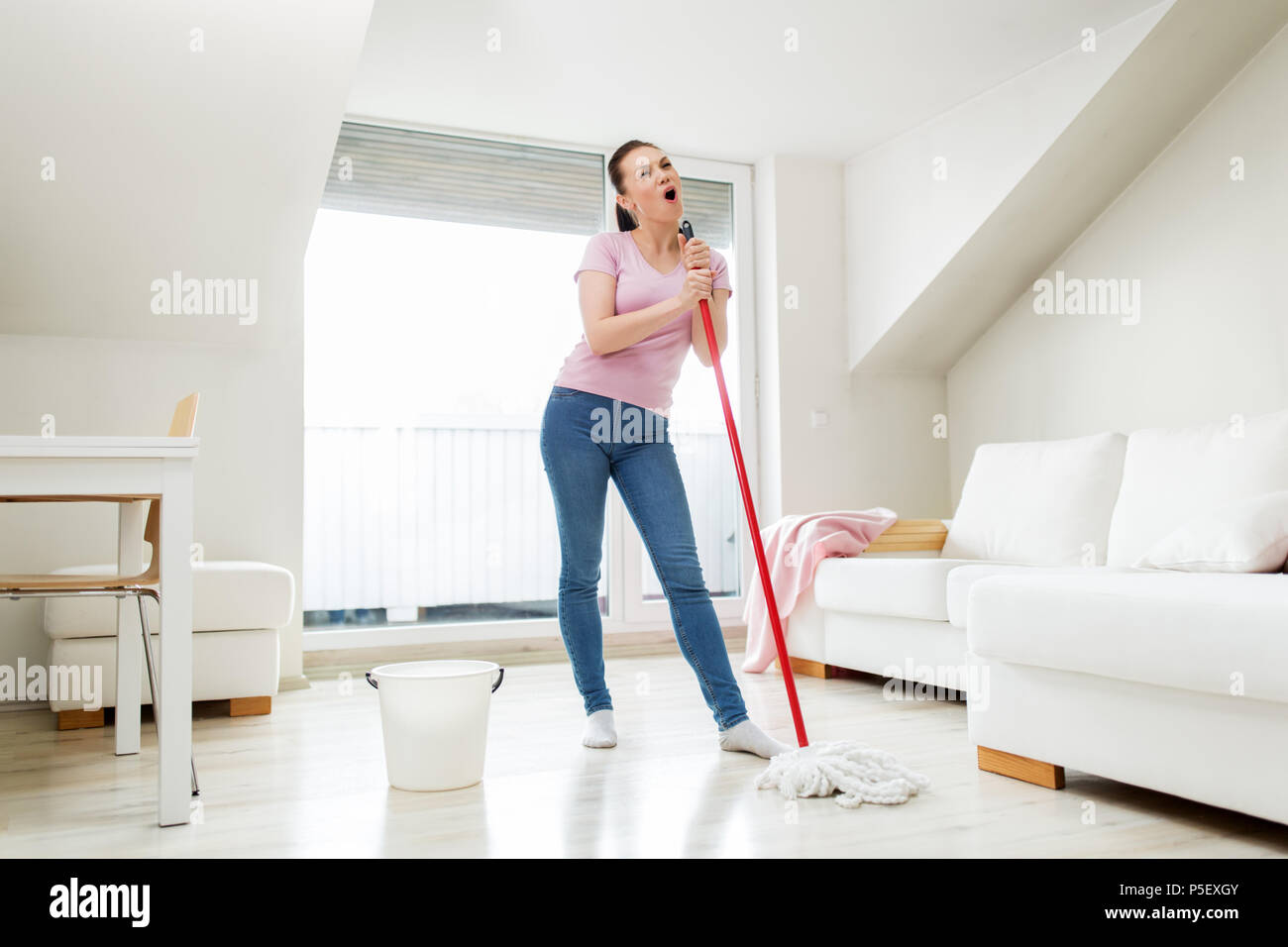 Femme au foyer ou femme avec mop nettoyage planchers à la maison Banque D'Images