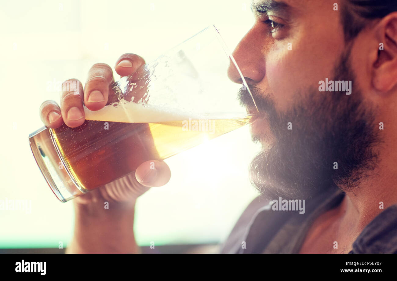 Portrait de l'homme de boire une bière au bar ou au pub Banque D'Images