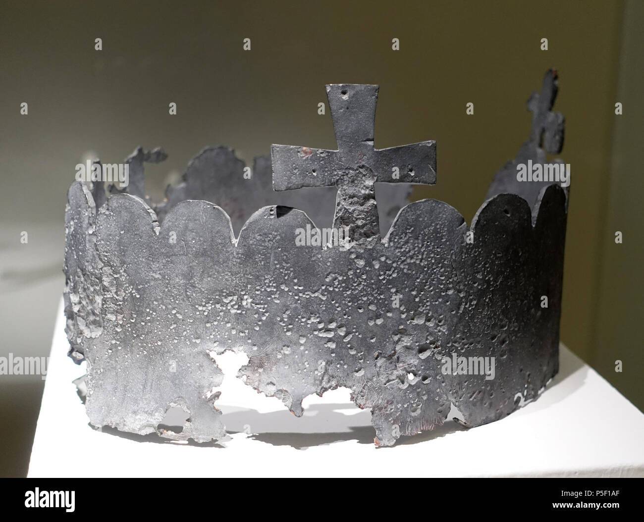 N/A. Français : pièce à l'Braunschweigisches Landesmuseum, Braunschweig, Allemagne. 18 novembre 2014, 08:07:30. Daderot 392 couronne de la tombe de Richenza de Northeim, avant 1141, AD lead - Braunschweigisches Landesmuseum - DSC04577 Banque D'Images