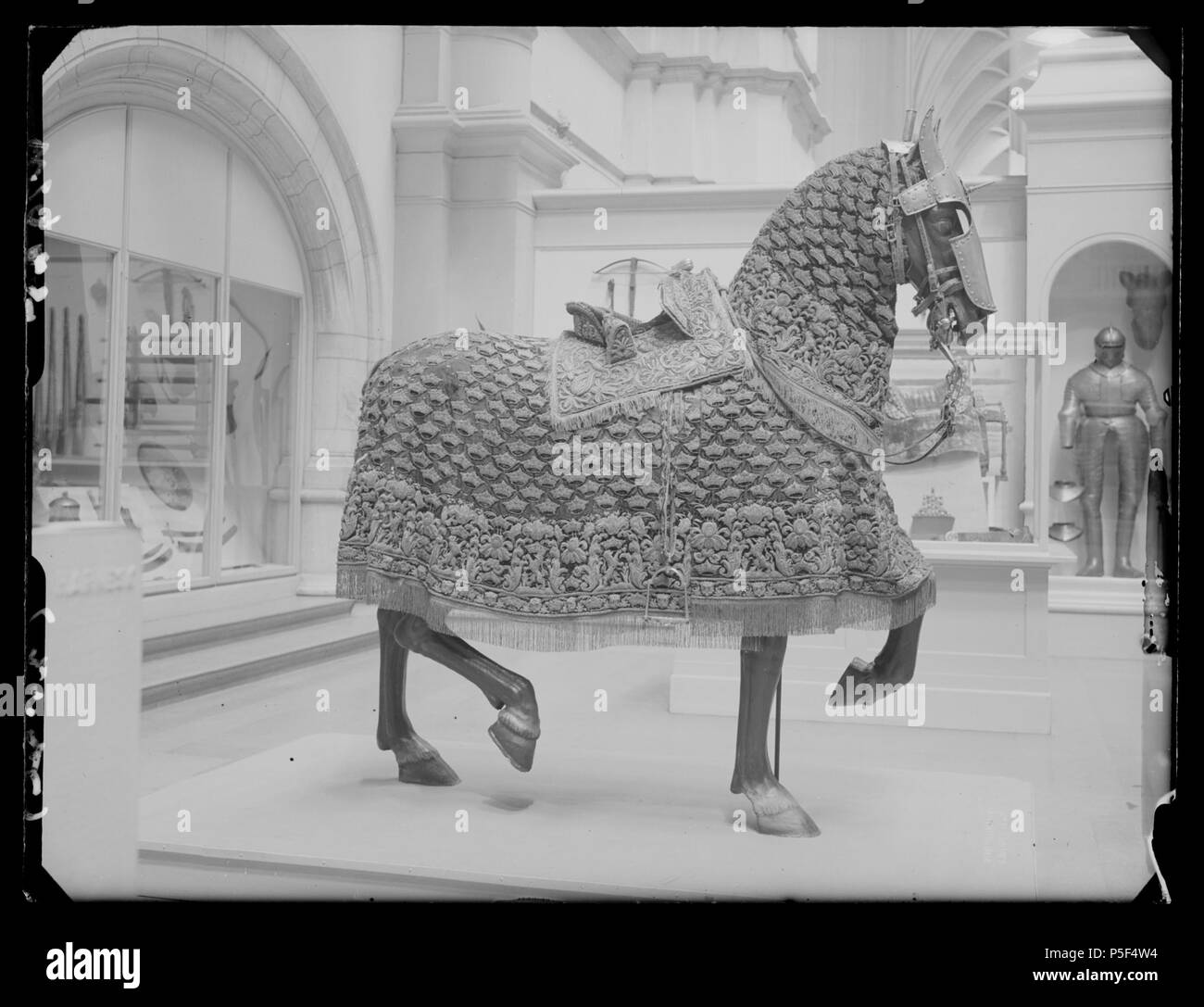 Bomsadel, 1600-talets mitt . Svenska : Bomsadel klädd rektangulära med svart sammet, med yttäckande kappor broderi je soulagement que j'ai forme palmetter voluter av, blad, med- silvertråd guld och guld- och silverlan. Kapporna kantade guldfrans fodrade och med med frais läder. Med Sitsen glesa stickningar guldtråd parallella med. Ca Bakbom 534 mm produites, 135 mm hög med stödbommar. Frambom 455 mm produites 105 hög.Sadelknapp utdragen räfflad förgylld framåt av. mässing Med klädd väv bom. Två söljor förbygel byglar för två, för alla, stigläder stål av. Fyra stroppar sadelgjord läder för av. Med klädd Framtill hälla Banque D'Images