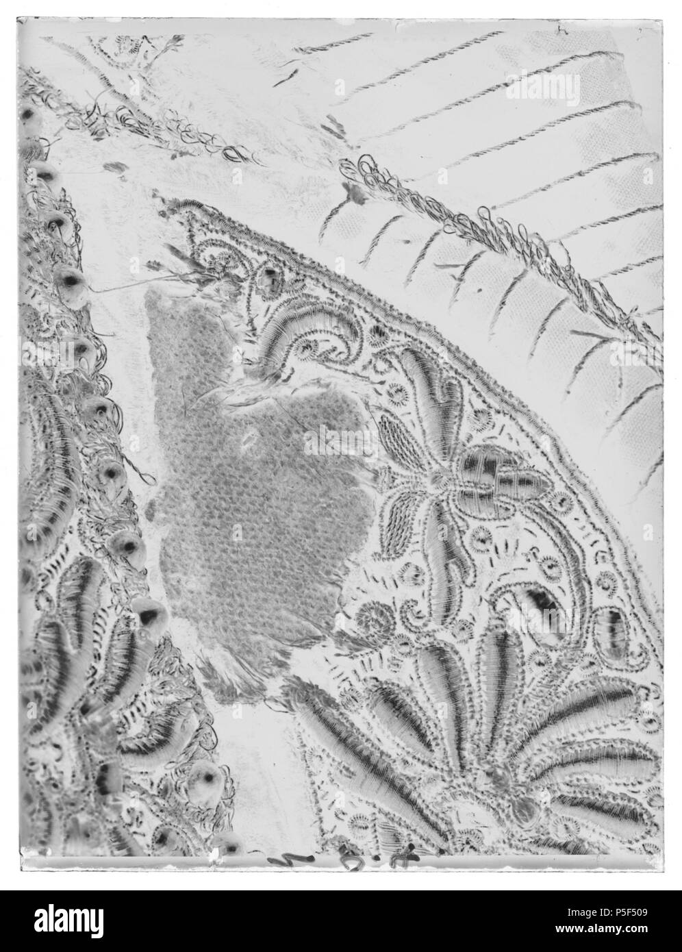 Bomsadel, 1600-talets mitt . Svenska : Bomsadel klädd rektangulära med svart sammet, med yttäckande kappor broderi je soulagement que j'ai forme palmetter voluter av, blad, med- silvertråd guld och guld- och silverlan. Kapporna kantade guldfrans fodrade och med med frais läder. Med Sitsen glesa stickningar guldtråd parallella med. Ca Bakbom 534 mm produites, 135 mm hög med stödbommar. Frambom 455 mm produites 105 hög.Sadelknapp utdragen räfflad förgylld framåt av. mässing Med klädd väv bom. Två söljor förbygel byglar för två, för alla, stigläder stål av. Fyra stroppar sadelgjord läder för av. Med klädd Framtill hälla Banque D'Images