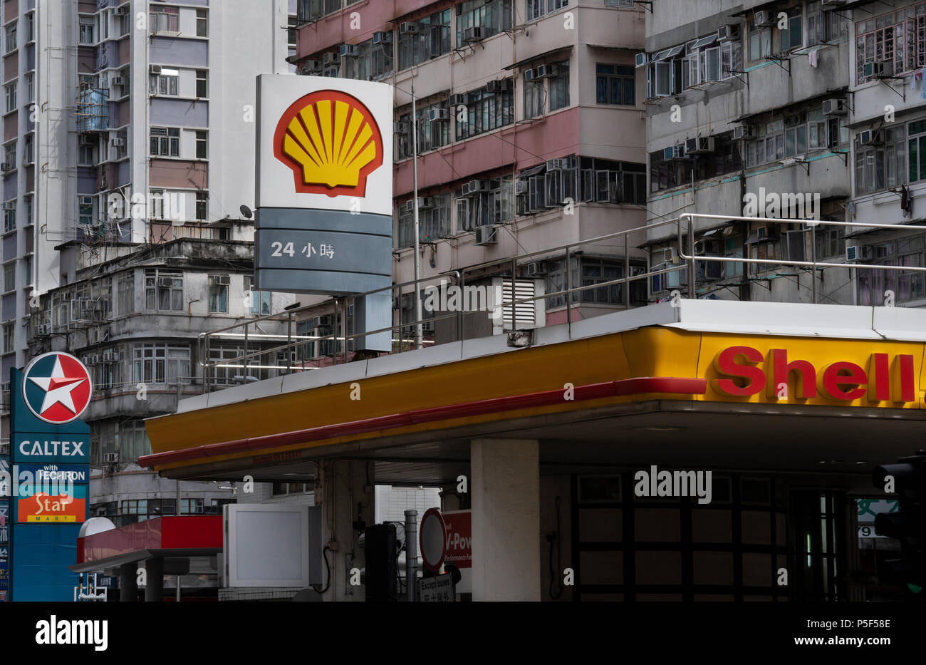 Une coquille et Caltex gas stations à Sham Shui Po, Hong Kong. Banque D'Images